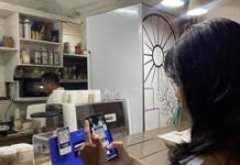 Cashless shift forces small businesses to move fast